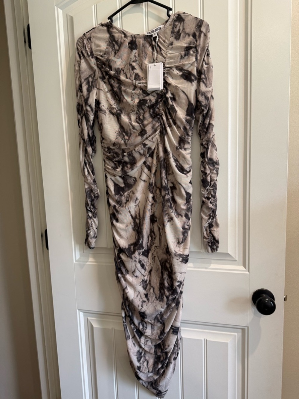Walter Baker Black & White Marble-Print Ruched Long-Sleeve Midi Dress - Picture 4 of 7